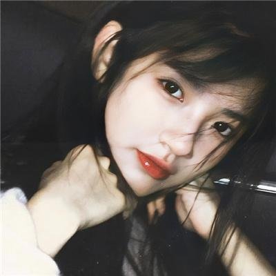 戴流苏耳环的少女